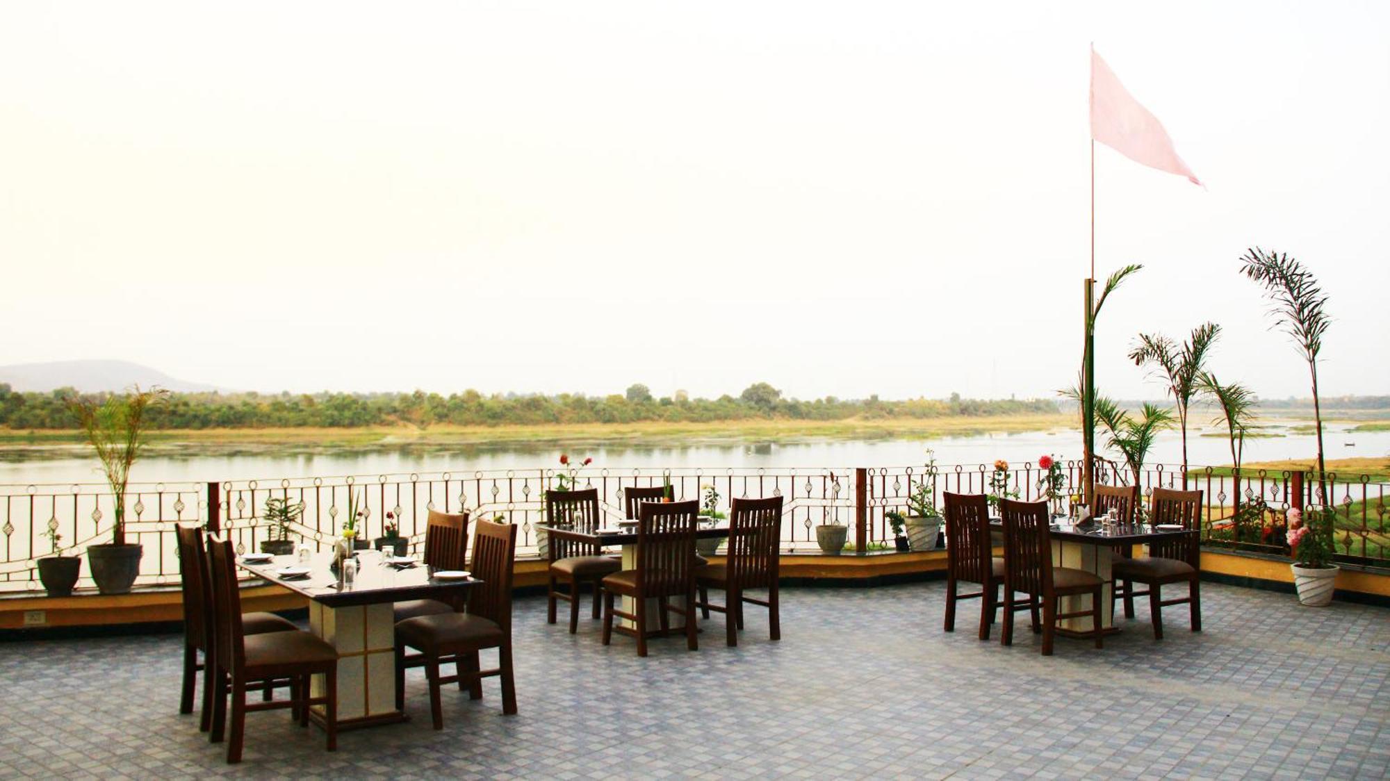 Treehouse Narmade A Riverfront Resort & Spa Narmadapuram Hoshangabad Esterno foto