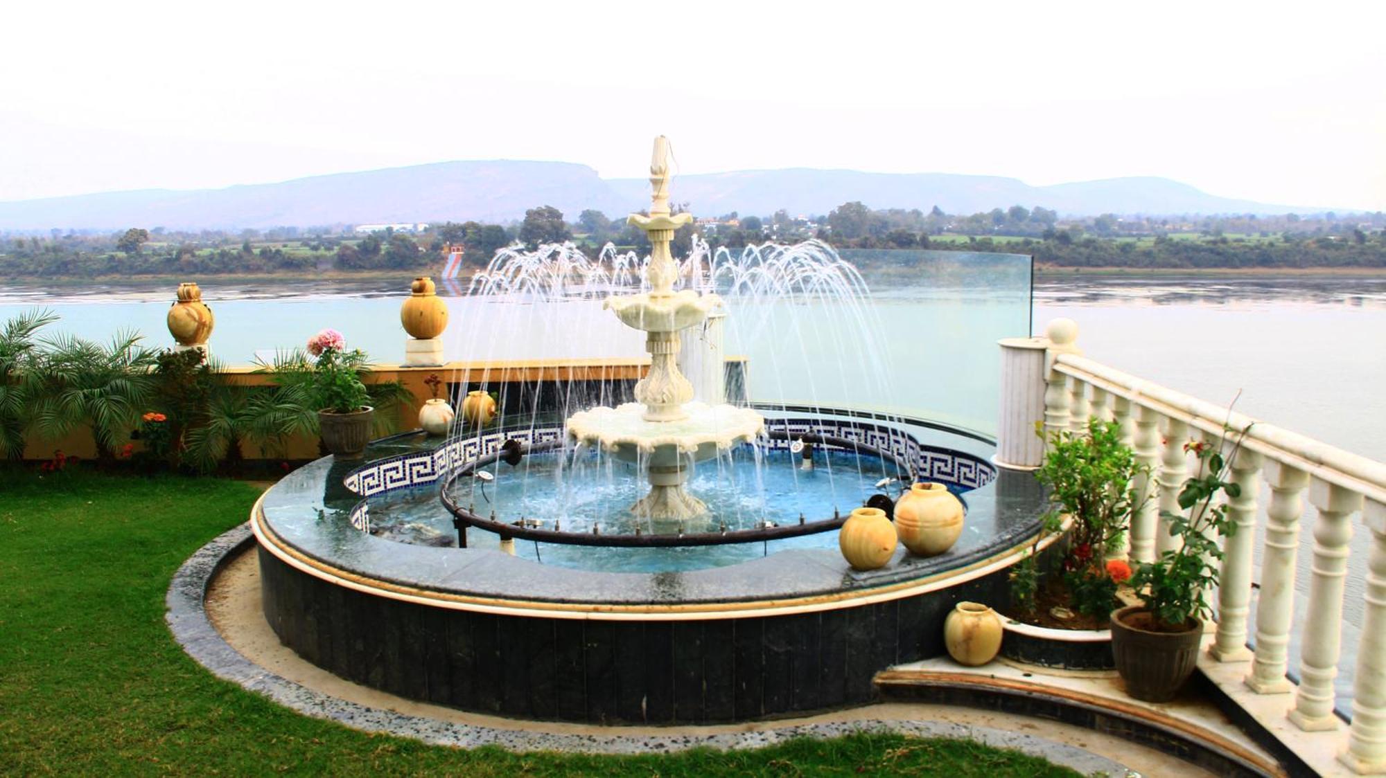 Treehouse Narmade A Riverfront Resort & Spa Narmadapuram Hoshangabad Esterno foto