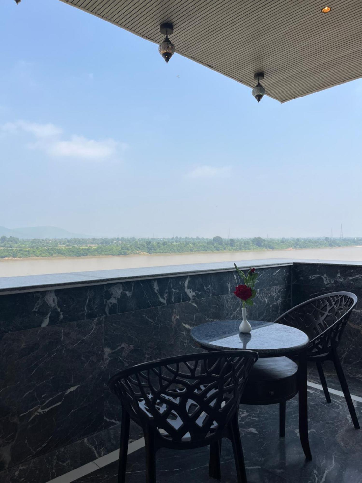 Treehouse Narmade A Riverfront Resort & Spa Narmadapuram Hoshangabad Esterno foto